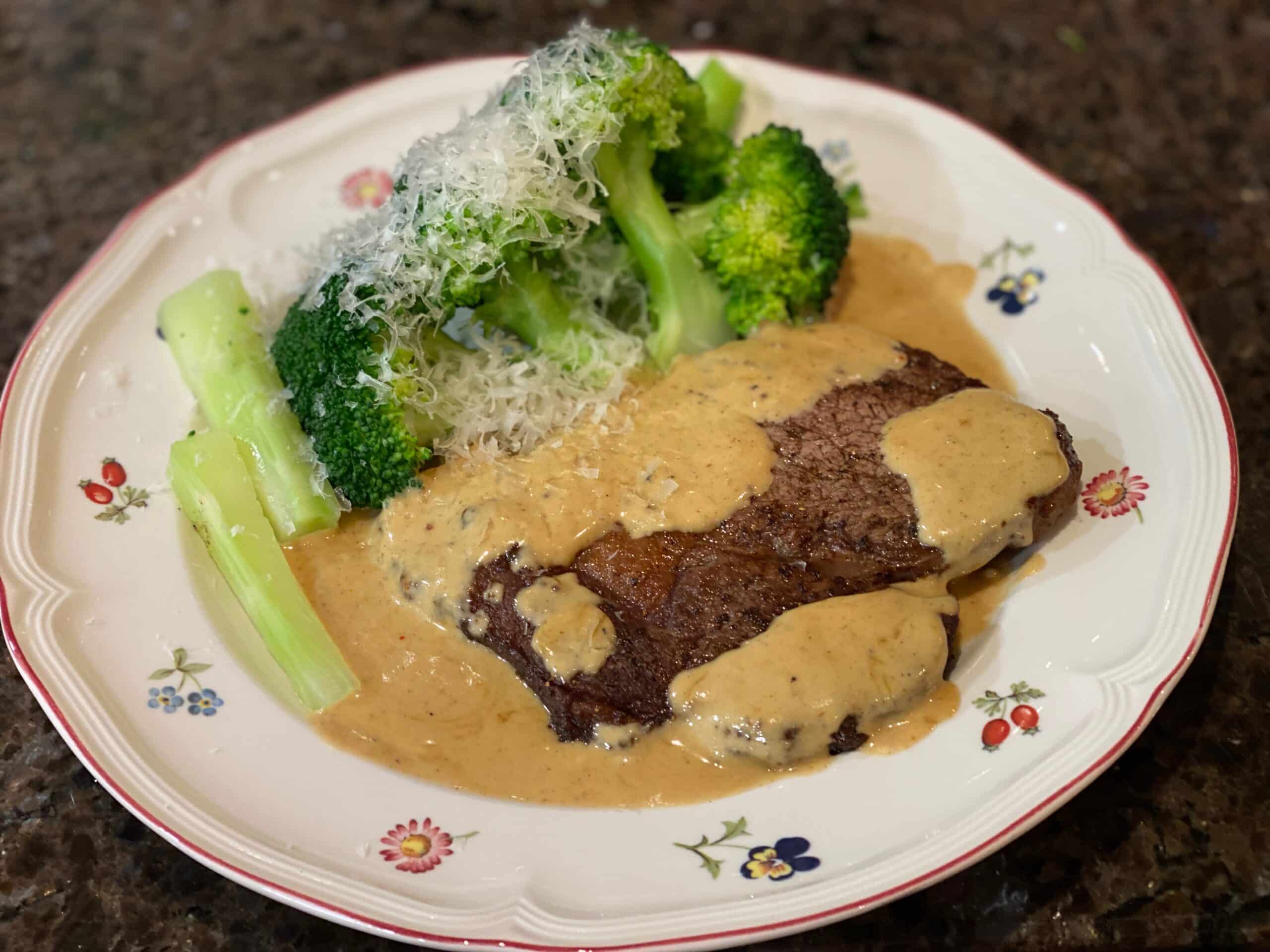 Entrecote stekt i pannen med fløtesaus Keto Tone