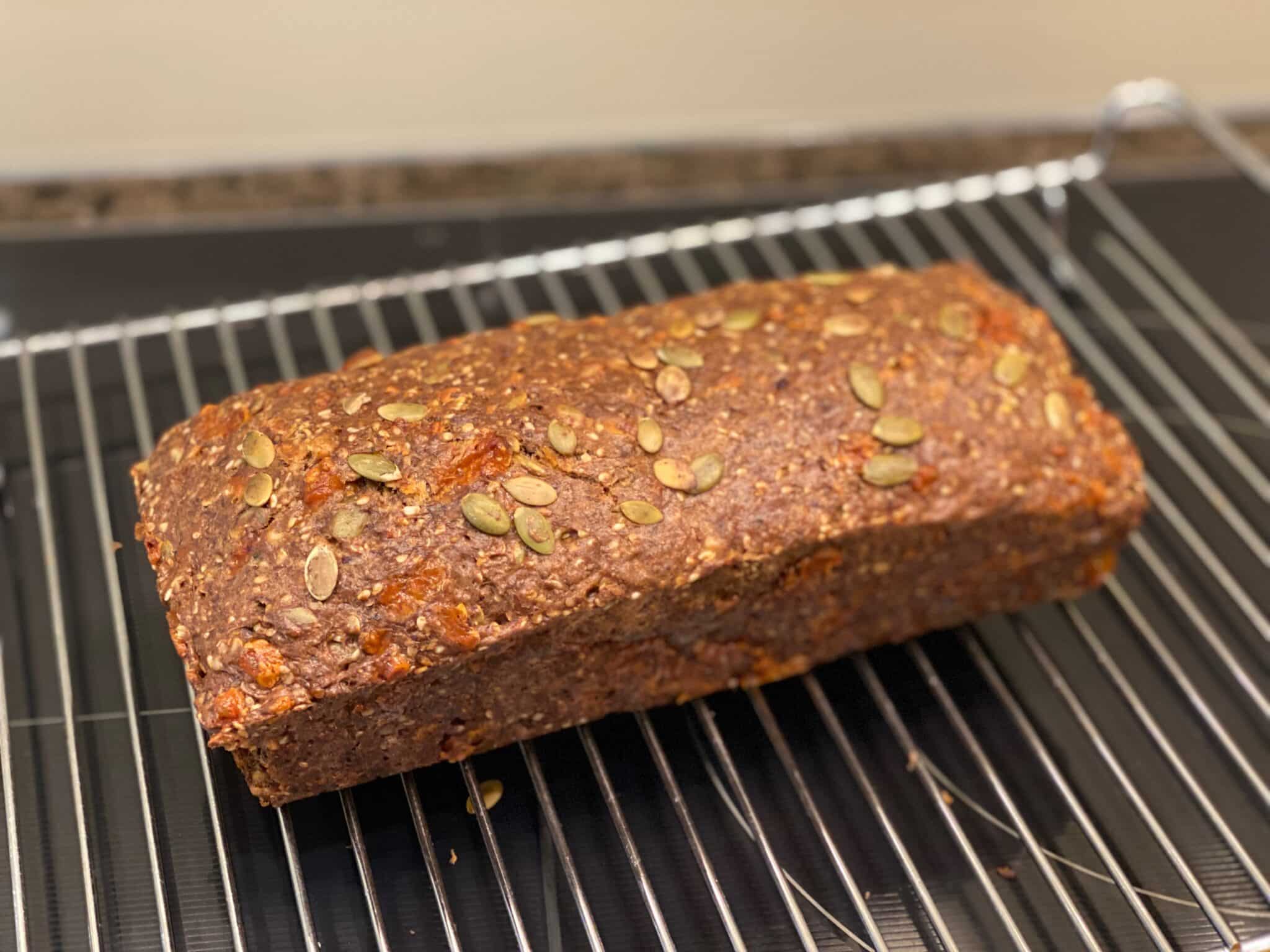 Keto dansk rugbrød uten rug og kun 18g karb på hele brødet - Keto Tone