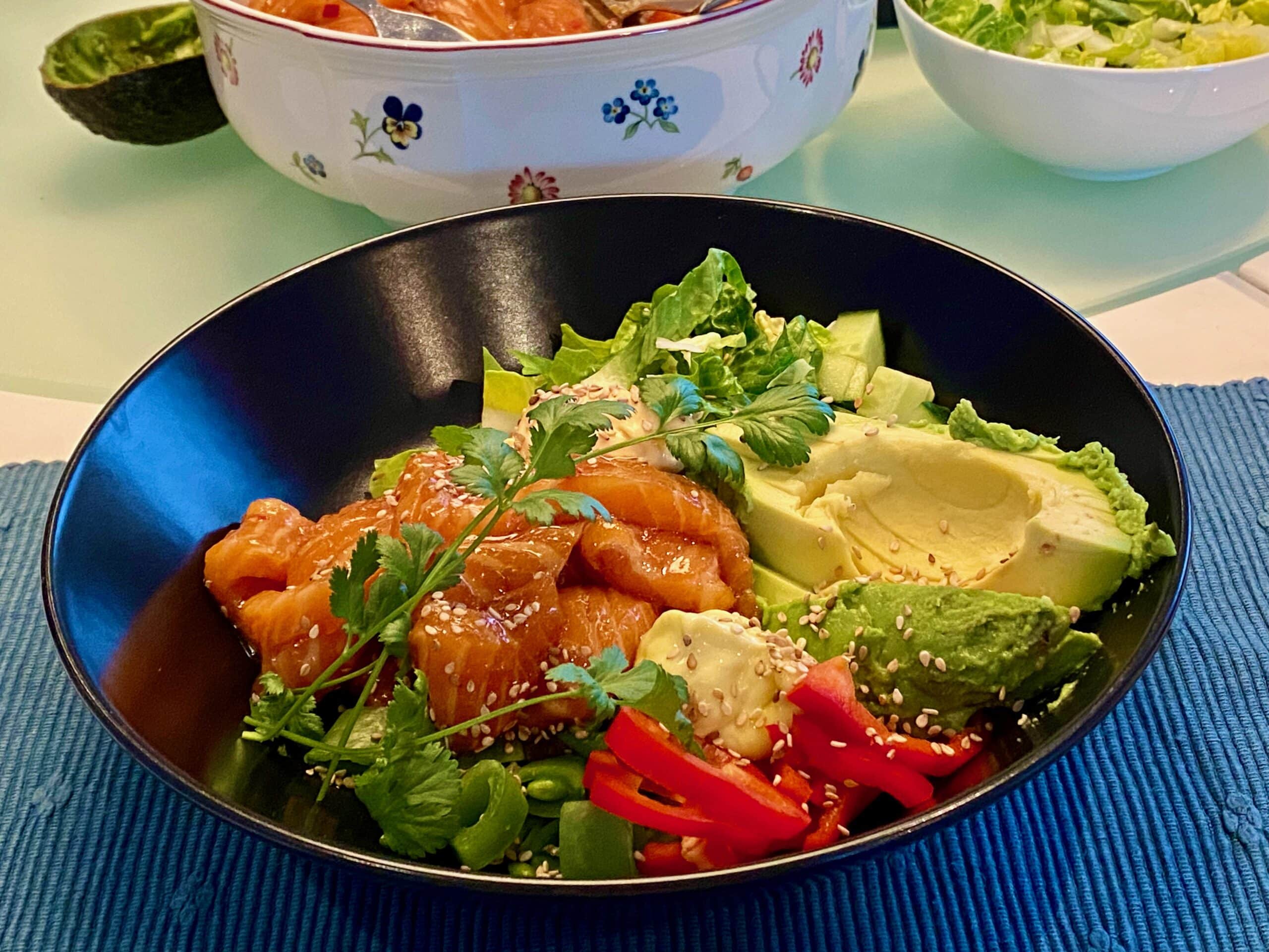Poké med chilimarinert laks og wasabimajonesketo Keto Tone